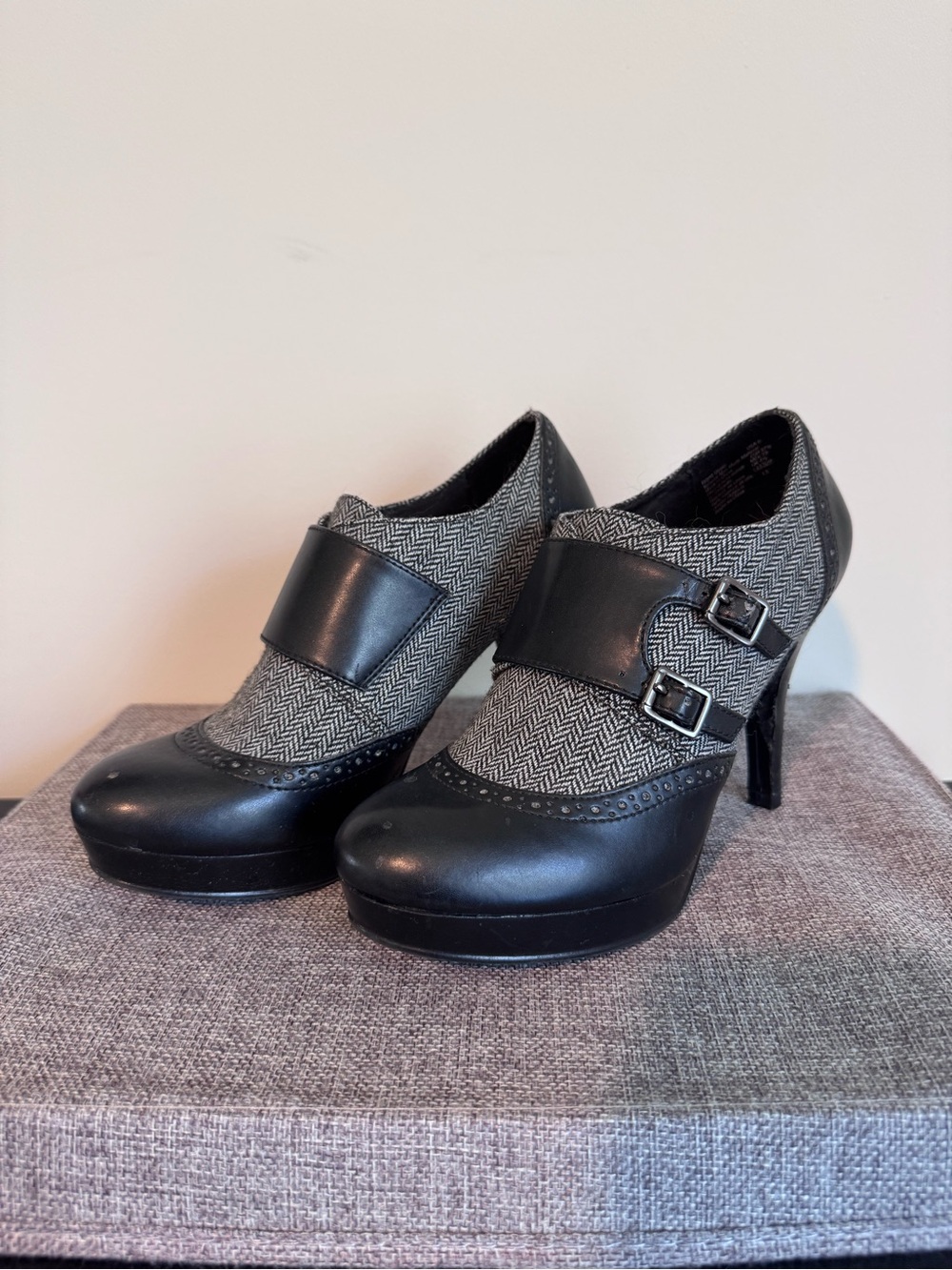 dexflex comfort Black and Gray Herringbone Heeled Oxford Booties